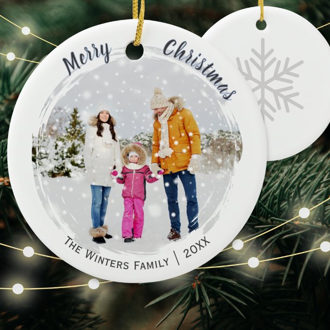 Custom Foto und Name White Frohe Weihnachten Keramik Ornament (A stylish Christmas tree decoration with custom photo, name(s) and year)
