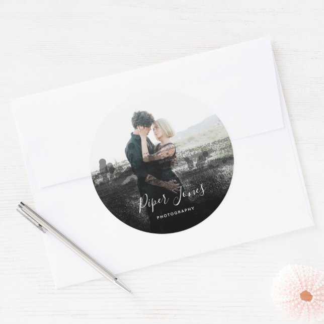 Custom Fotografy Black Abstrakt Fotograf Cla Runder Aufkleber (Umschlag)