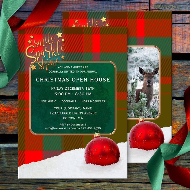 Custom Fotos Weihnachtsfeiertag Einladung oder Kar (Christmas invitation featuring your photo framed by a festive plaid design and ornaments in snow)