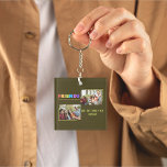 Custom Friends Foto Collage Schlüsselanhänger<br><div class="desc">Ein außergewöhnlicher, unvergesslicher Schlüsselanhänger mit mehreren Fotos für Bestien. Das Design verfügt über zwei Foto Collage, um Ihre eigenen Freunde Fotos zeigen. "Friends" wird in stilvoller Typografie gezeigt. Schicken Sie sich und Ihrem besten Freund ein unvergessliches und besonderes Geschenk, das Sie beide lieben. Die Farben können so verändert werden, dass...</div>