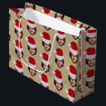 Custom Funny Christmas Weihnachtsmannmütze Face Fo Große Geschenktüte<br><div class="desc">Ein lustiges personalisiertes Weihnachtsverpackungspapier mit Ihrem individuellen Foto. Dieses maßgeschneiderte Weihnachtsmannmütze- und Gesichtspackpapier-Design ist eine wunderbare Möglichkeit,  Ihre Geschenke und Geschenke personalisiert zu machen. Lustvolles und niedliches Weihnachtsgebäck mit kraftvollem Hintergrund. Passen Sie das Weihnachtsgesicht an und machen Sie Ihr eigenes lustiges Gesichtsverpackungspapier.</div>