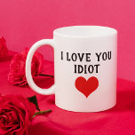 Custom Funny I Liebe Sie Idiot und rotes Herz auf Kaffeetasse<br><div class="desc">Tasse für Kaffee, Tee, Milch, heiße Kakao-Schokolade, Orangensaft oder andere Lieblingsgetränke. Mit einem lustigen Zitat für die Liebe Ihres Lebens, Ehemanns oder Ehefrau, Junge oder Freundin, oder sogar Ihrer Mutter oder Ihrem Vater. Mit der Option, um mit Namen, Wort oder (begrenztem) Text Ihrer Wahl anzupassen. Lass denen mit einem Sinn...</div>
