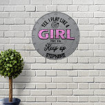 Custom Funny "I Play Like a Girl" Party Dartscheibe<br><div class="desc">Mit diesem personalisierten Dartboard können Sie die Marke sicher anschlagen! Mit dem kühnen und bestärkenden Satz: "Ja, ich spiele wie ein Mädchen. Behalt mal nach oben" und ein beeindruckendes Bullseye-Design, ist dieses Dartboard perfekt für Spieler, die Geschick, Präzision und Einstellung zum Spiel bringen. Ob für freundliche Spiele oder ernsthafte Wettkämpfe,...</div>