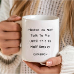 Custom Funny Quote Coffee Lover Mama Mitarbeiter Kaffeetasse<br><div class="desc">Beginnen Sie Ihren Tag mit einem Lächeln (und einem Hauch von Sarkasmus) mit dieser anpassbaren "Bitte sprechen Sie nicht mit mir bis dies halb leer ist" Kaffee-Tasse. Diese Tasse ist perfekt für diejenigen, die vor den Gesprächen Koffein benötigen, und vereint Spaß und Praxisnähe, was sie zu einem idealen Geschenk für...</div>