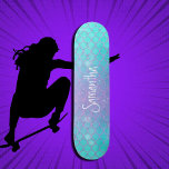 Custom Girl Glitzer Mermaid Blau und Rosa Skateboard<br><div class="desc">Skateboard Girly Glitzer Mermaid Blue und Pink Skateboard personalisiert - passen Sie Ihre eigenen. KLICKEN SIE AUF PERSONALISIEREN SIE DIE VORLAGE UND GEBEN SIE EINEN NAMEN. Unsere Skateboards sind so süß wie sie aussehen, und ein wunderbares Geschenk für einen Geburtstag oder Skate Park. Eine tolle Geschenkidee für einen großen Katzenliebhaber....</div>