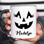 Custom Girl Kürbislaterne Pumpkin Face Halloween Tasse<br><div class="desc">Feiern Sie Halloween im Stil mit dieser gürteleigenen Kaffeekürbis-Tasse,  die mit einem Namen in der schwarzen Schrift personalisiert werden kann. Dieses lustige Kürbislaterne-Design hat ein helles Zahnriemen und fantastische Wimpern!</div>