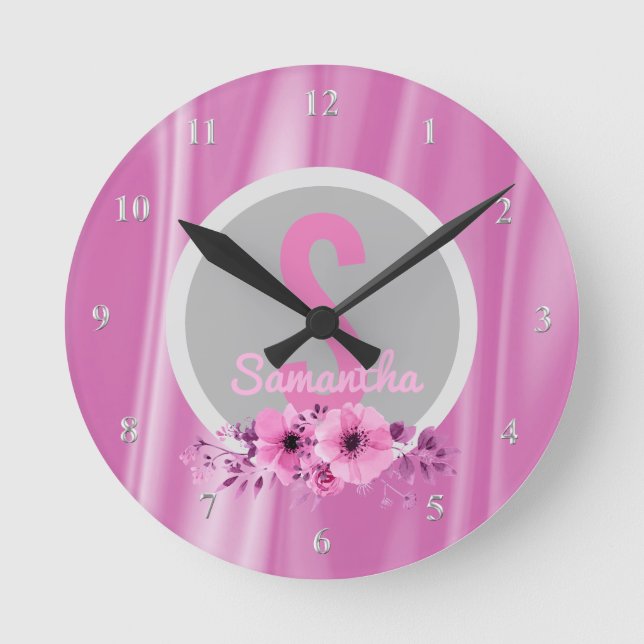 Custom Girls Name Girly Pink Blume Satin Runde Wanduhr (Vorderseite)