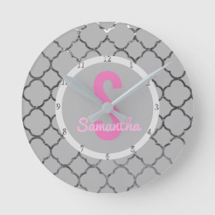 Custom Girls Name Pink Silver Quatrefoil Pattern Runde Wanduhr