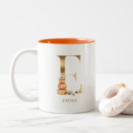 Custom Gold Alphabet E Monogram | Floral Pumpkin Zweifarbige Tasse