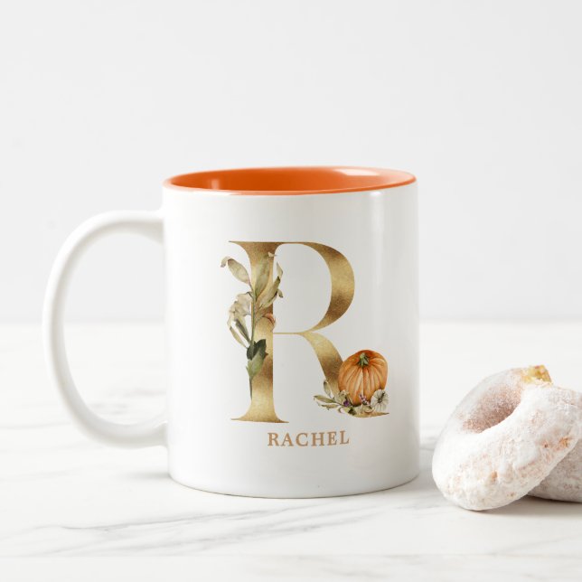 Custom Gold Alphabet R Monogram | Floral Pumpkin Zweifarbige Tasse (Mit Donut)