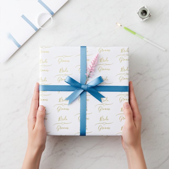 Custom Gold and White Bridge and Groom Wedding Geschenkpapier (Von Creator hochgeladen)