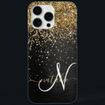 Custom Gold Glitzer Black Sparkgram Monogram iPhone 16 Pro Max Hülle<br><div class="desc">Dieses elegante und elegante Handy-Gehäuse mit hübschem vergoldeten Glitzer auf schwarz gebürstetem metallischem Hintergrund ist einfach zu personalisieren.</div>