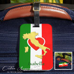 Custom Gold Italy Map Italienische Flagge Gepäckanhänger<br><div class="desc">Zeigen Sie Ihre Liebe für Italien mit unserem atemberaubenden, goldenen italienischen Kartenlesetag, der das Wesentliche dieses wunderschönen Landes mit italienischer Fahne verkörpert. Fachlich von Mylini Design, bekannt für ihre Liebe zum Detail und hervorragende Handwerkskunst. Diese Gepäckmarke ist nicht nur ein Accessoire, sondern eine Aussage. Aus langlebigem Material gebaut, wird es...</div>