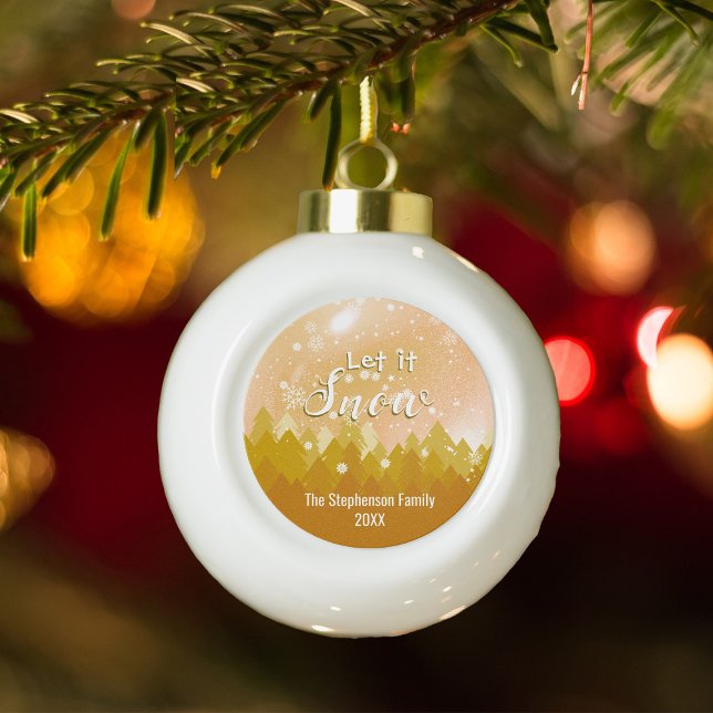Custom Gold Snowy Forest Frohe Weihnachten Keramik Kugel-Ornament (Von Creator hochgeladen)