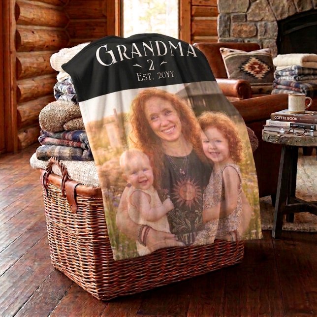 Custom Grandma Est Modern Black White Script Photo Fleecedecke (Von Creator hochgeladen)