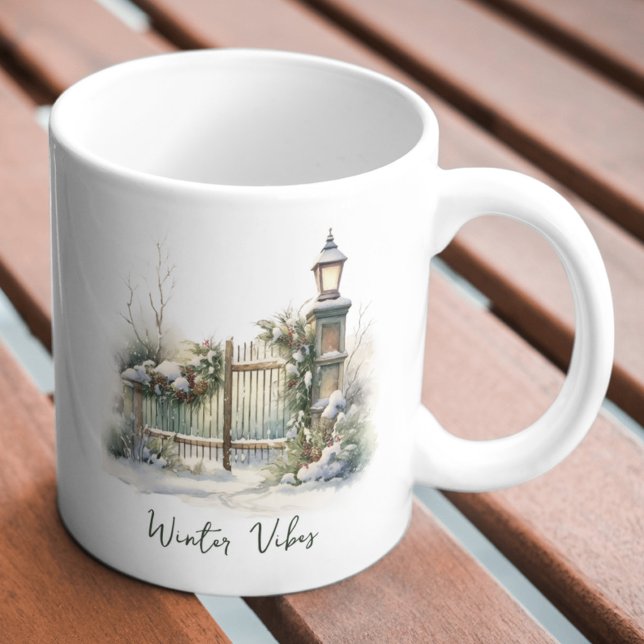 Custom Green Foliage Snowy Fence Winter Weihnachte Kaffeetasse (Von Creator hochgeladen)