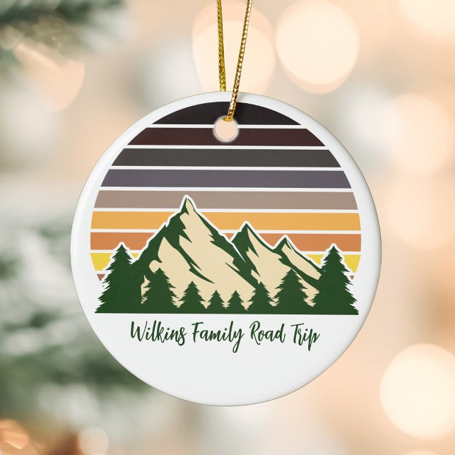 Custom Green Forest Mountain Road Trip Weihnachten Keramik Ornament (Von Creator hochgeladen)