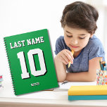 Custom Green Nachname Sports Jersey Number Notizblock<br><div class="desc">Name,  Nummer und Schlagschatten sind individuell einstellbar,  sodass Sie ein sportlich aussehendes und dennoch nützliches Notebook einzigartig machen können,  das Ihren Lieblingssport-Teamfarben oder der Zimmerdekoration entspricht. Grüner Hintergrund.</div>