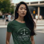 Custom Green White Law School Abschluss T-Shirt<br><div class="desc">Dieser Abschluss T - Shirt der Volksschule für grünes Recht zeigt eine weiße Typografie für eine Klasse von 2025 Absolventen. Stellen Sie sich mit Ihrem geschlossen Jahr unter den Maßstäben der Gerechtigkeit für einen großen personalisierten Gedenkanwalt Abschlag für ihre Uni oder Universität.</div>