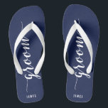 Custom Groom Navy Blue Wedding Party Flip Flops<br><div class="desc">Custom Groom einfache marineblaue Hochzeitsfeier Flip Flops mit breiten Gurten und anpassbarem Text - Sie können Groom Namen hinzufügen</div>