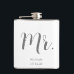 Custom Groom Script Hochzeit Flachmann<br><div class="desc">Ein modernes personalisiertes,  weißes Drehbuch,  das den Namen Mr. Groom verheiratet,  datiert Flasche. Personalisieren Sie dies für eine Hochzeitsfeier Geschenk-Sake,  und oder eine Verlobung Geschenk.</div>