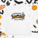 Custom Halloween Annual Party Skelett Long Sleeve T-Shirt<br><div class="desc">Cooler,  individueller,  alljährlicher Halloween-Party-Langarm-T - Shirt mit einem gruseligen Skelett,  das über einem schwarz-orangen und schwarzen Text hängt,  und einer phantastischen Kürbislaterne. Stellen Sie sich Ihre persönlichen Daten mit Ihren großen Bash-Informationen für alle Ihre Gäste oder Familienmitglieder zusammen.</div>