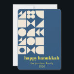 Custom Hanukkah Blue Geometric Modern einzigartig<br><div class="desc">Feiern Sie das Festival der Lichter mit dieser wunderschön gestalteten Hanukkah-Karte mit einem modernen geometrischen Muster in Creme und Marineblau. Dieses Design ist perfekt, um warme Wünsche mit Familie und Freunden zu teilen, und verbindet zeitlose Eleganz mit einem frischen, minimalistischen Stil. Es ist mit dem Namen und dem Jahr Ihrer...</div>