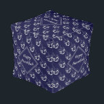 Custom Hanukkah Dreidel Hocker<br><div class="desc">Stilvolle Mitternachtsnacht blau CUBE POUF zum Feiern von HANUKKAH. Navy und silber graue Farbe Thema mit allen über silbergrauen DREIDEL Print. Auf jeder Seite (nicht verlinkt) gibt es einen anpassbaren Platzhalter-Text, der HAPPY HANUKKAH sagt, damit Sie mit Ihren eigenen Begrüßungen und/oder Namen (ähnlicher Länge) personalisieren können. Matching-Wohngestaltung und andere Artikel...</div>