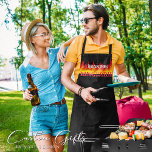 Custom Hot Flames King of the Grill Grillmaster Schürze<br><div class="desc">Entfesseln Sie seine innere GRILLEN-Legende und krönen Sie ihn mit unserer dynamischen Custom Hot Flames King of the Grill Grillmaster Schürze! Diese kühne und aufregende Schürze ist das ultimative Vatertagsgeschenk für jeden Papa, der den Grill beherrscht, und verwandelt jedes Keks in ein spannendes Spektakel. Diese faszinierende Schürze ist mit einer...</div>