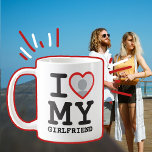 Custom I Liebe meiner Freundin Foto Text Kaffeetasse<br><div class="desc">Erstellen Sie Ihre eigene I Liebe My Girlfriend Custom Foto and Text Tasse mit dieser modernen und lustigen Shirt Vorlage mit einem coolen Slab Serif Schriftart und Freundin Foto in einem riesigen roten Herz. Fügen Sie Ihr eigenes Foto, Ihren Namen oder einen personalisierten Text hinzu. Das Design der "I Liebe...</div>