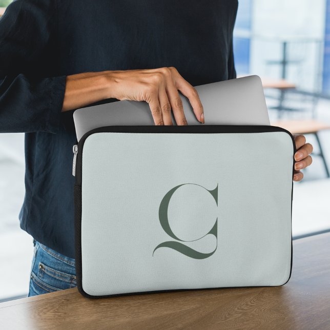 Custom Initial l Elegant Classy Green Mit Monogram Laptopschutzhülle (Von Creator hochgeladen)
