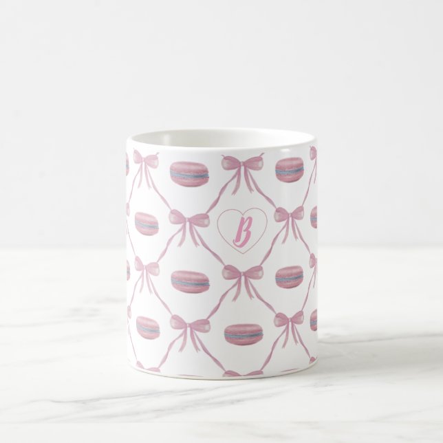 Custom Initial Pink Girly Coquette Bow & Macarons Kaffeetasse (Mittel)