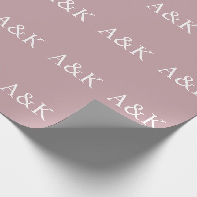 Custom Initials on Dusty Rose Mauve Wedding Geschenkpapier (Ecke)
