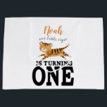 Custom Kids First Birthday Monogram Große Geschenktüte<br><div class="desc">Das Leben ist gut,  wenn du eins wendest!  Feiern Sie Ihre kleinen Tiger zum ersten Geburtstag Niedlich und bezaubernd wilden einen Dschungeltiger ist bereit,  eine rauschende Zeit zu haben!. Moderne Typografie mit dem Namen Ihres Sohnes oder Ihrer Tochter. Ideal für Safari-,  Dschungel- oder Zooveranstaltungen.</div>