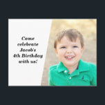 Custom Kids Foto Geburtstagsparty Chic Black Text Einladungspostkarte<br><div class="desc">Bestellen Sie diese personalisierten Kindergeburtstag-Einladungen mit anpassbaren Feldern auf der Rückseite der Postkarte für den Ort, das Datum und die Uhrzeit Ihres Party. Legen Sie das Foto Ihres eigenen Kindes neben dem minimalistischen schwarzen Text und dem weißen Hintergrund ein. Fügen Sie ihre Party-Informationen auf der schwarzen Seite dieser benutzerdefinierten Karte...</div>