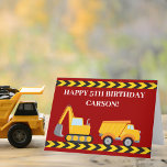 Custom Kids Happy Birthday Red Dump Truck Karte<br><div class="desc">Cooler, maßgeschneiderter Bagger und Müllwagen Happy Geburtstagskarte für einen Jungen, der gelbe Baufahrzeuge in schwarz und gelb Liebe. Vergnügen rote Fahrzeugkarte für Kinder, die Liebe von Autos und LKWs. Passen Sie den Namen Ihres Kindes unter dem schwarz-gelben Warnstreifen-Band mit einer personalisierten Geburtstagsnachricht an, die auch ihren Namen und ihr Alter...</div>