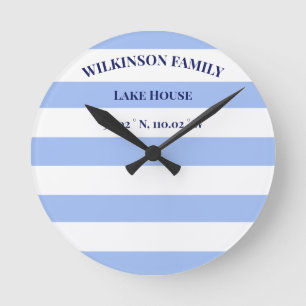 Custom Lake House Blue Stripes Runde Wanduhr