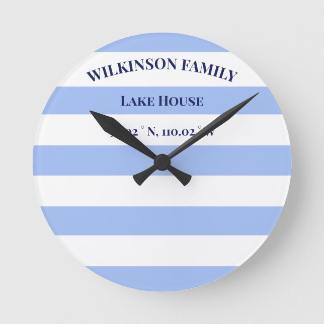 Custom Lake House Blue Stripes Runde Wanduhr (Vorderseite)