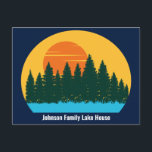 Custom Lake House Family Trip Sunset Postkarte<br><div class="desc">Schöne Familienurlaub Blue Postkarte mit dem hübschen blauen Wasser unter dem Baumwald und dem coolen orangen Sonnenuntergang. Niedliche Camping-Ausflüge bewahren Souvenirs für Ihre Natur- oder Wildnisgruppe.</div>