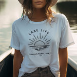 Custom Lake Life Sunset Minimalistisch Modern Boho T-Shirt<br><div class="desc">Boho Lake vibes! Tragen Sie die Sonnenuntergangsmagie der Stadt mit unserem einzigartigen für Sie T - Shirt. Maßgeschneidert,  modern und perfekt für Ihren Seenurlaub. 🌅 👜 #LakeLifeStyle #BohoChic</div>