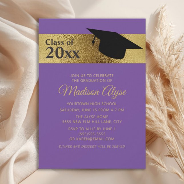 Custom Lila Gold Black Cap Abschluss Einladung (Purple and gold graduation cap no-photo party invitation)