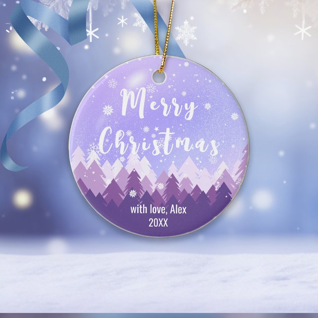 Custom Lila Tone Snow & Forest Frohe Weihnachten Keramik Ornament (Von Creator hochgeladen)