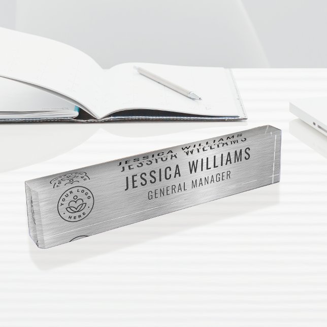 Custom Logo Employee Name Luxe Faux Brushed Silver Namensplakette (Von Creator hochgeladen)
