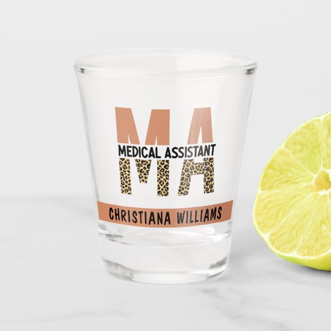 Custom MA Medical Assistant Leopard Print Schnapsglas (Vorderseite)