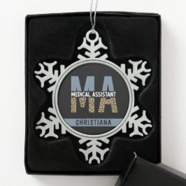 Custom MA Medical Assistant Leopard Print Schneeflocken Zinn-Ornament
