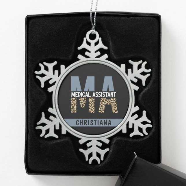 Custom MA Medical Assistant Leopard Print Schneeflocken Zinn-Ornament (Box)