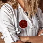 Custom Maroon Gold Veterinary School Abschluss Button<br><div class="desc">Dieser moderne Knopf für den Abschluss einer Veterinärmedizin-Uni-Graduiertengruppe zeigt den Namen des Graduiertenamts in elegantem Goldskript für die Klasse von 2024. Passen Sie mit Ihrer Hochschule unter der ärztlichen Kadukus für einen großen Abschluss Geschenk oder DVM-Namensschild an.</div>