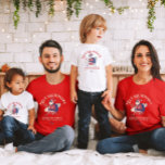 Custom Mele Kalikimaka Santa Hawaiian Weihnachten T-Shirt<br><div class="desc">Feiern Sie Weihnachten mit einer tropischen Drehung! Dieser T - Shirt der Custom Mele Kalikimaka verfügt über einen Santa in einem hawaiianischen Shirt entspannt und eine Sonnenbrille mit einem Surfbrett. Personalisieren Sie es mit Ihrem Familiennamen, dem bevorzugten Ziel Hawaiis und Jahr. Dieses Shirt ist perfekt geeignet, um Ihren Feierlichkeiten eine...</div>