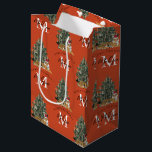 Custom Mercury Christmas Monogram Tiger & Tree Red Mittlere Geschenktüte<br><div class="desc">Ein personalisiertes "Frohe Weihnachten" Monogramm-Design mit einem Weihnachtstiger und Weihnachtsbaum. Ein ideales festliches,  individuelles Design für die Ferienzeit. Passen Sie das Monogramm an und machen Sie es zu Ihrem eigenen!</div>