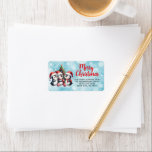 Custom Merry Christmas Red Blue Niedlich Pinguine Adressaufkleber<br><div class="desc">Diese eleganten blauen und roten Weihnachtsbäume sind mit drei niedlichen Pinguinen geschmückt,  die einen Weihnachtsbaum schmücken. Die Vorlage macht es einfach,  Ihre Adresse einzugeben.</div>